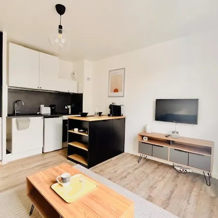 Bright Near The Port Of Apartment *